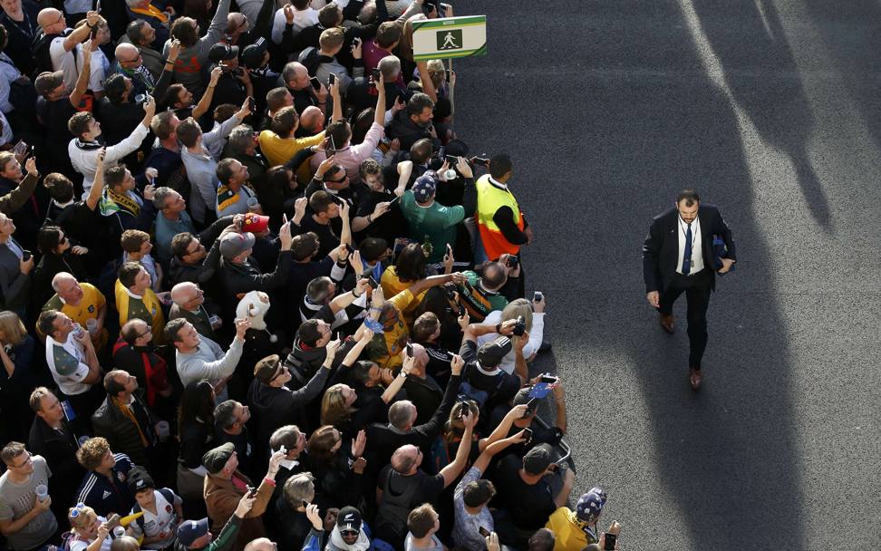 Londra letteralmente invasa dai tifosi. L&#39;arrivo di Michael Cheika, head coach Australia (Action Images)